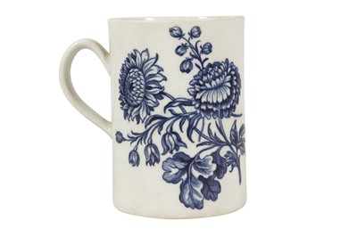 Lot 411 - A WORCESTER BLUE AND WHITE PORCELAIN MUG, 18TH CENTURY