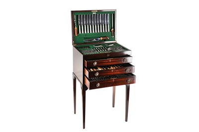 Lot 6 - A 20TH CENTURY MAHOGANY THREE DRAWER CANTEEN OF SILVER PLATED CUTLERY