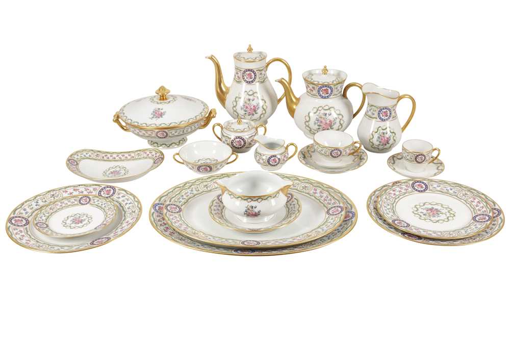 Lot 846 - A HAVILAND LIMOGES PORCELAIN DINNER AND COFFEE TEA SERVICE, 20TH CENTURY