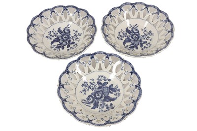 Lot 427 - A SET OF THREE WORCESTER BLUE AND WHITE PORCELAIN PIERCED BASKETS, MID 18TH CENTURY
