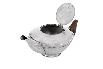 Lot 338 - An Elizabeth II modernist hand made sterling silver teapot, London 1985 by John Joyce (reg. Nov 1972)