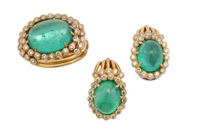 Lot 114 - An emerald and diamond ring and earring cluster suite