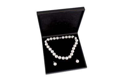 Lot 87 - A SEA ISLAND PEARL NECKLACE AND EARSTUDS SUITE