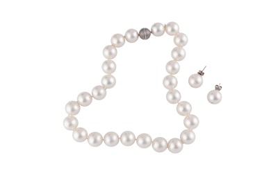 Lot 87 - A SEA ISLAND PEARL NECKLACE AND EARSTUDS SUITE