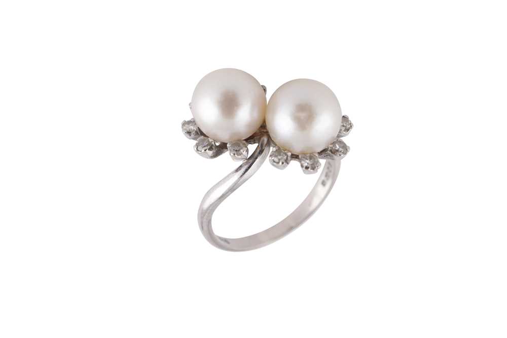 Lot 29 - A PEARL AND DIAMOND TOI ET MOI RING
