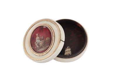 Lot 131 - A LATE 18TH / EARLY 19TH CENTURY FRENCH UNMARKED GOLD MOUNTED IVORY SNUFF BOX, CIRCA 1800