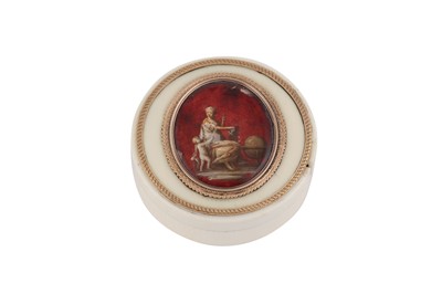 Lot 131 - A LATE 18TH / EARLY 19TH CENTURY FRENCH UNMARKED GOLD MOUNTED IVORY SNUFF BOX, CIRCA 1800