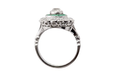 Lot 103 - A diamond and emerald cluster ring