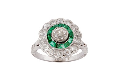 Lot 103 - A diamond and emerald cluster ring