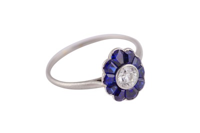 Lot 63 - A SAPPHIRE AND DIAMOND RING