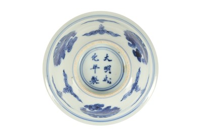 Lot 1122 - A CHINESE BLUE AND WHITE 'LION MEDALLION' CUP.