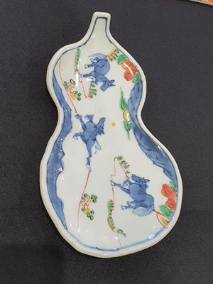 Lot 229 - A CHINESE WUCAI OVAL QUATEFOIL DISH TOGETHER WITH ANOTHER DISH.