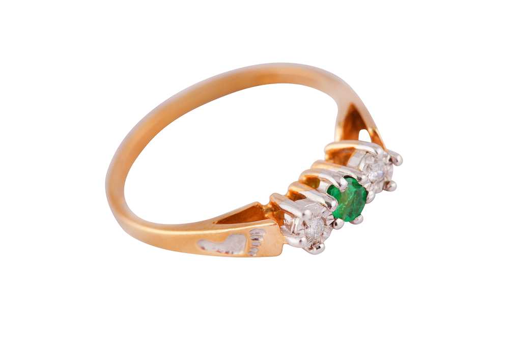Lot 14 - AN EMERALD AND DIAMOND RING