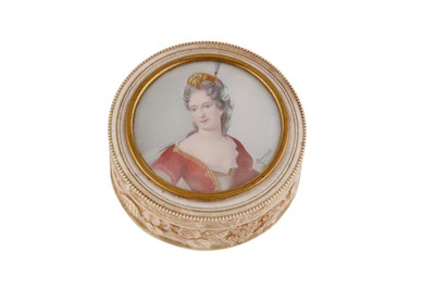 Lot 132 - AN EARLY 20TH CENTURY IVORY TABLE SNUFF BOX IN THE 18TH CENTURY FRENCH STYLE