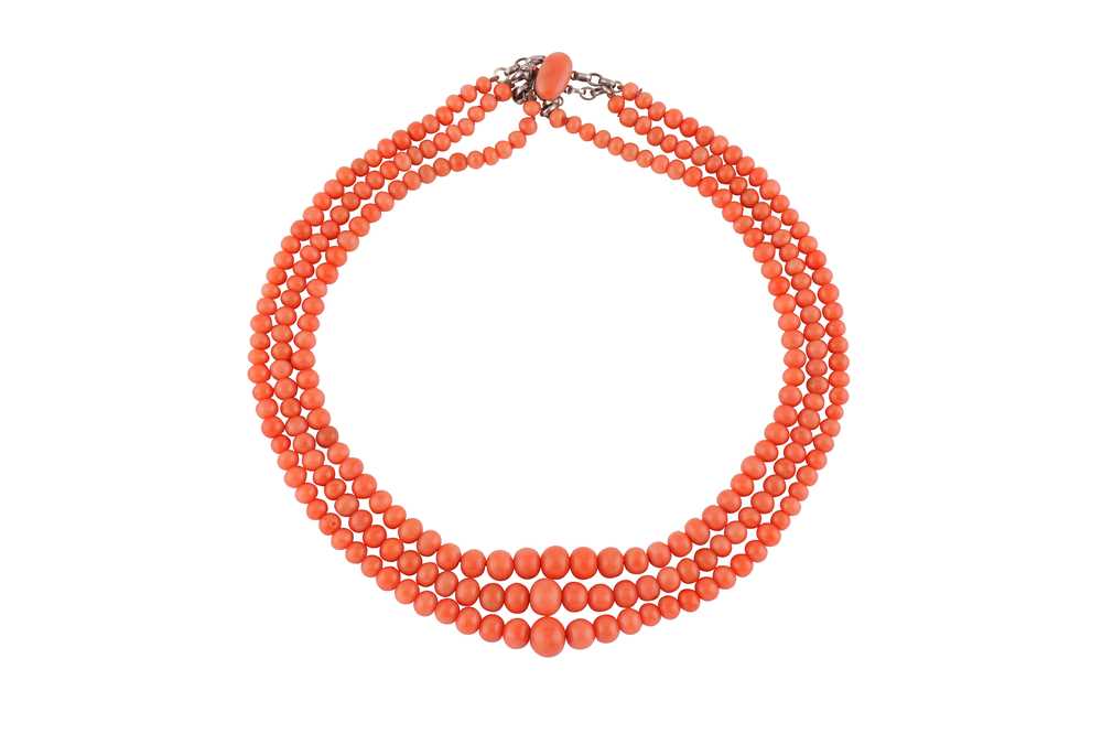 Lot 60 - A CORAL BEAD NECKLACE