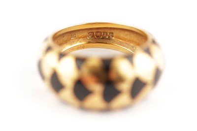 Lot 12 - AN 18CT YELLOW GOLD AND BLACK ENAMEL DOMED RING