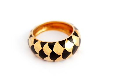 Lot 12 - AN 18CT YELLOW GOLD AND BLACK ENAMEL DOMED RING
