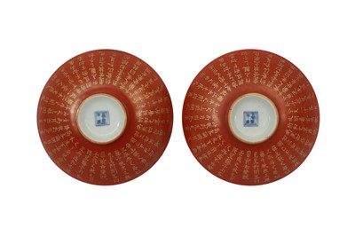 Lot 106 - A PAIR OF CHINESE IRON-RED GILT-INSCRIBED BOWLS AND COVERS.