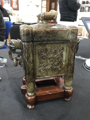 Lot 532 - A CHINESE JADE INCENSE BURNER AND COVER.