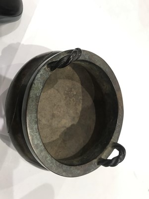 Lot 318 - A CHINESE BRONZE INCENSE BURNER.