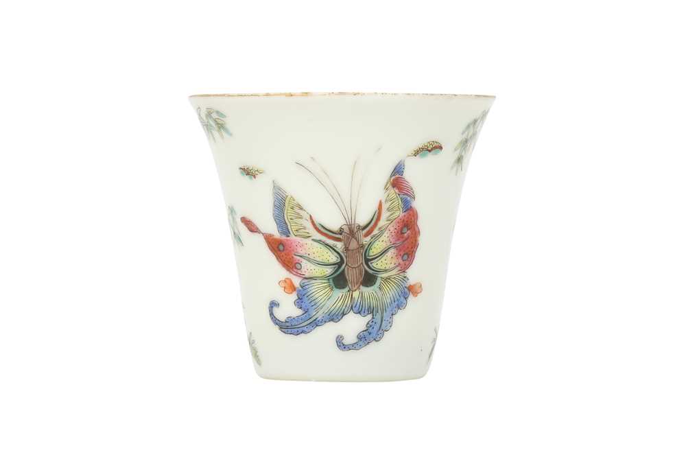 Lot 289 - A CHINESE FAMILLE ROSE 'BUTTERFLY' CUP.