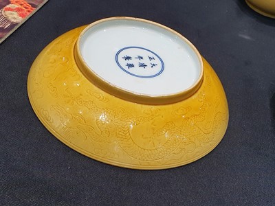 Lot 133 - A CHINESE YELLOW-GROUND AND A BLUE AND WHITE AND IRON-RED 'DRAGON' DISH.