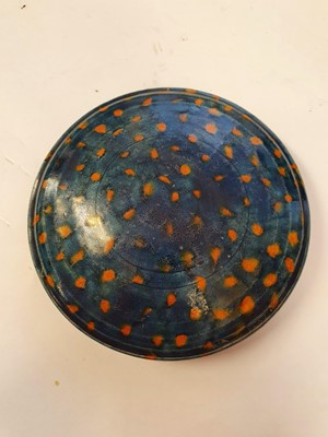 Lot 146 - A CHINESE YELLOW AND BLUE-GLAZED CIRCULAR BOX AND COVER.