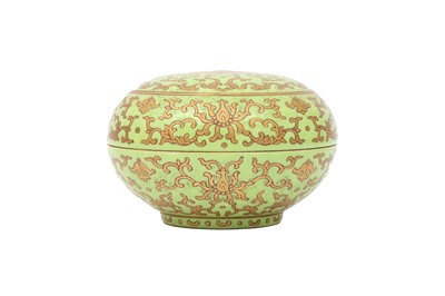 Lot 651 - A CHINESE CIRCULAR LIME GREEN-GROUND 'LOTUS' BOX AND COVER