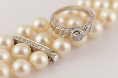 Lot 111 - A PEARL CHOKER TOGETHER WITH A SINGLE STONE DIAMOND RING
