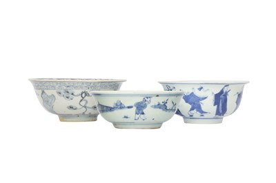 Lot 481 - THREE CHINESE BLUE AND WHITE BOWLS.