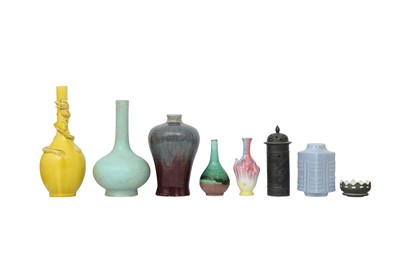Lot 138 - A SMALL COLLECTION OF CHINESE CERAMICS.
