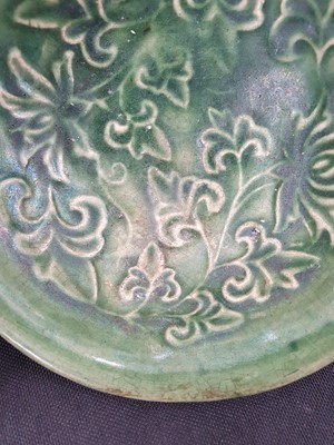 Lot 145 - A CHINESE SANCAI-GLAZED 'DEER' DISH AND A GREEN-GLAZED BOWL.