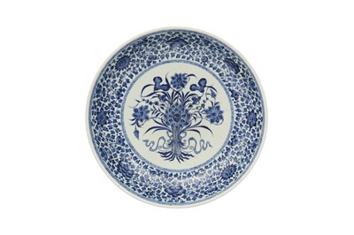 Lot 559 - A LARGE CHINESE BLUE AND WHITE 'LOTUS BUQUET' CHARGER.
