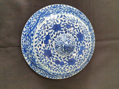 Lot 228 - A CHINESE BLUE AND WHITE CIRCULAR SWEETMEAT BOX AND COVER.
