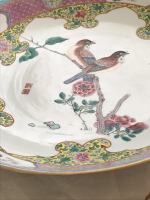 Lot 265 - A CHINESE FAMILLE ROSE ‘BIRDS’ DISH.