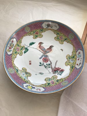 Lot 265 - A CHINESE FAMILLE ROSE ‘BIRDS’ DISH.