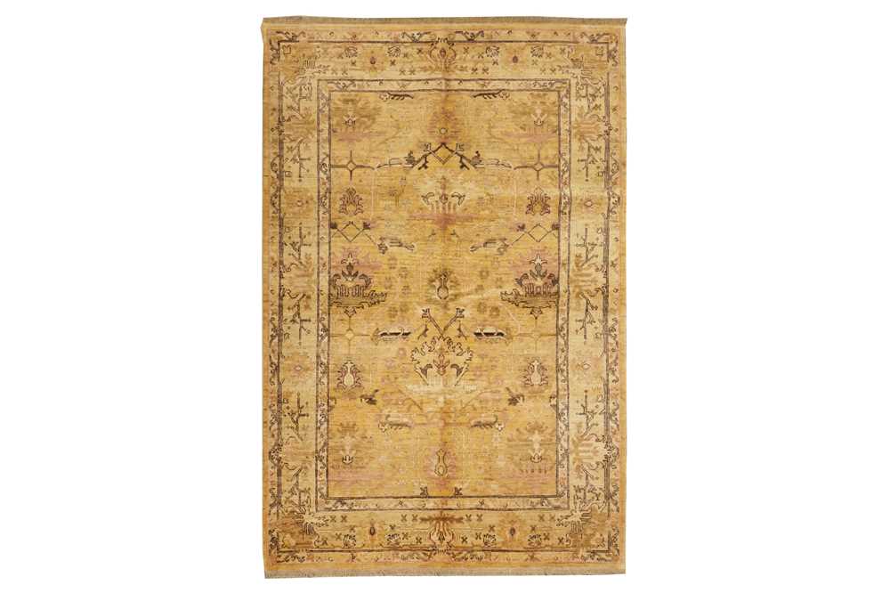 Lot 55 - A FINE ARTS & CRAFTS DESIGN CARPET