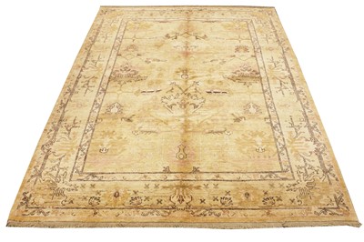 Lot 55 - A FINE ARTS & CRAFTS DESIGN CARPET