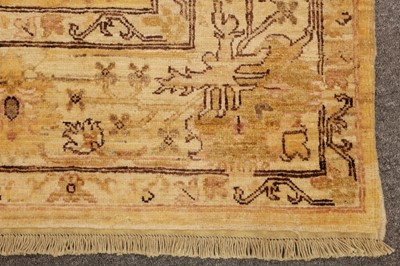 Lot 55 - A FINE ARTS & CRAFTS DESIGN CARPET
