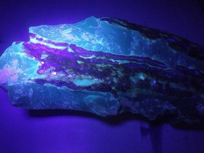 Lot 414 - A VERY LARGE BLUE AMBER SCHOLAR'S ROCK