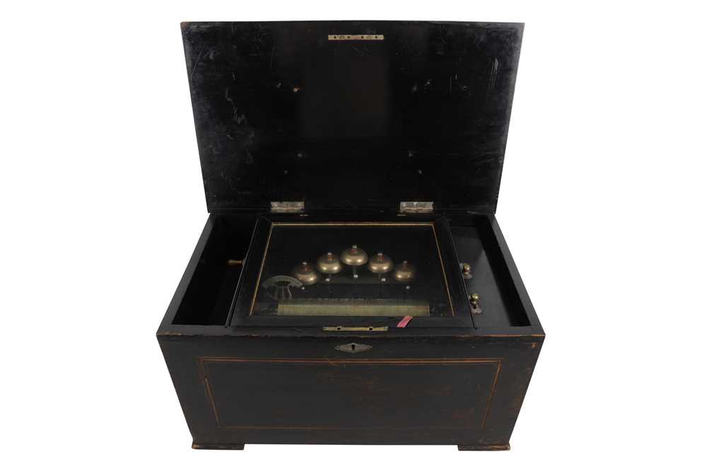 Lot 285 - A LARGE SWISS MUSICAL BOX, LATE 19TH/EARLY 20TH CENTURY