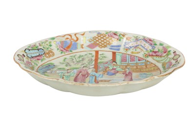 Lot 82 - A CHINESE CANTON FAMILLE ROSE SERVING DISH, 19TH CENTURY