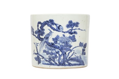 Lot 629 - A CHINESE BLUE AND WHITE 'BIRDS AND FLOWERS' BRUSH POT, BITONG.