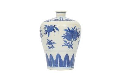 Lot 646 - A CHINESE BLUE AND WHITE 'FRUIT' VASE, MEIPING.