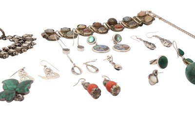 Lot 58 - A GROUP OF COSTUME JEWELLERY
