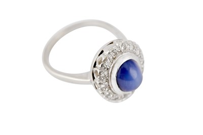 Lot 107 - A STAR SAPPHIRE CLUSTER RING