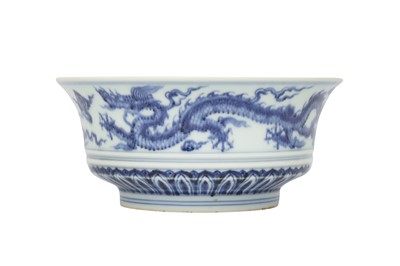 Lot 87 - A CHINESE BLUE AND WHITE 'DRAGON' BOWL.