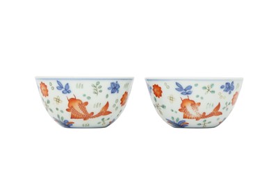 Lot 451 - A PAIR OF CHINESE WUCAI 'FISH' CUPS.