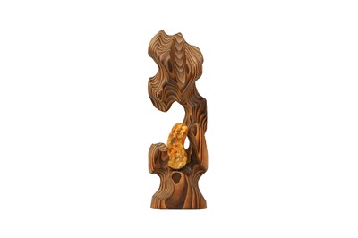 Lot 706 - A CHINESE WOOD AND AMBER 'SCHOLAR'S ROCK' SCULPTURE.