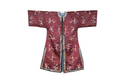 Lot 381 - A CHINESE BROWN-GROUND EMBROIDERED SILK ROBE.